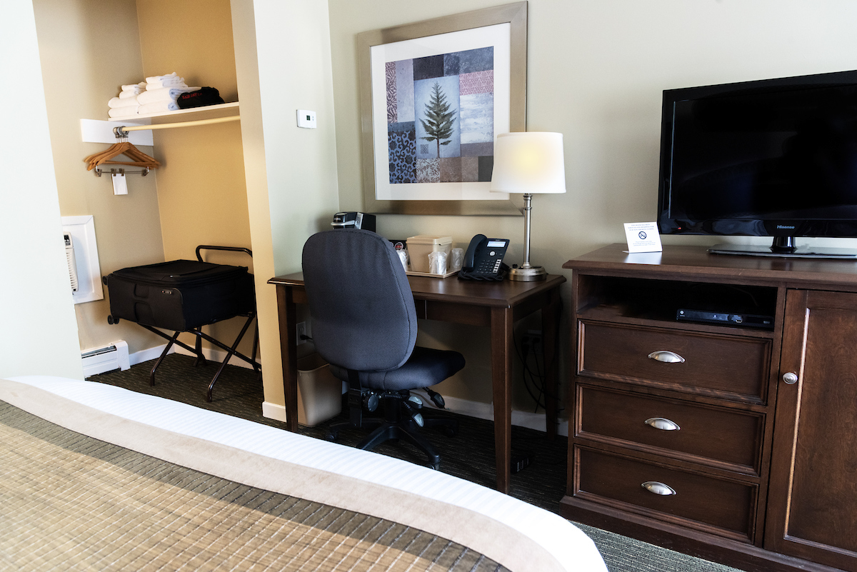 A comfortable motel workspace in Kingston NS, featuring a desk, office chair, and amenities for a productive stay.